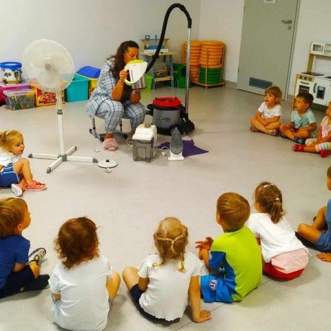 Powiększ obraz: Dzieci siedzą w kole i słuchaj informacji na temat działania urządzeń elektrycznych