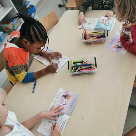 Powiększ obraz: Dzieci wypełniają książeczki, które dostaliśmy od organizatorów projektu