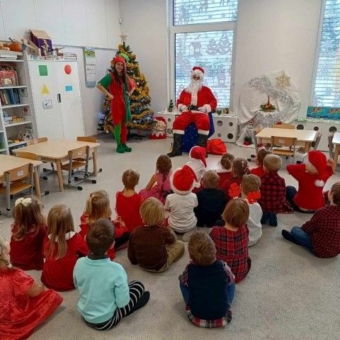 Powiększ obraz: Przedszkolaki śpiewają piosenkę dla Mikołaja