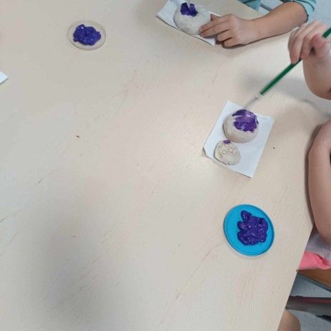 Powiększ obraz: Przedszkolaki malują swoje prace farbami