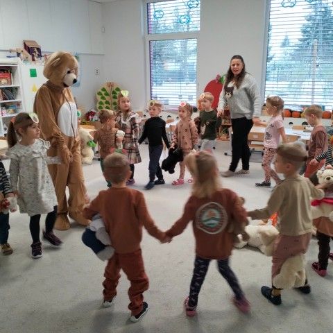 Powiększ obraz: Dzieci tańczą wspólnie z misiem