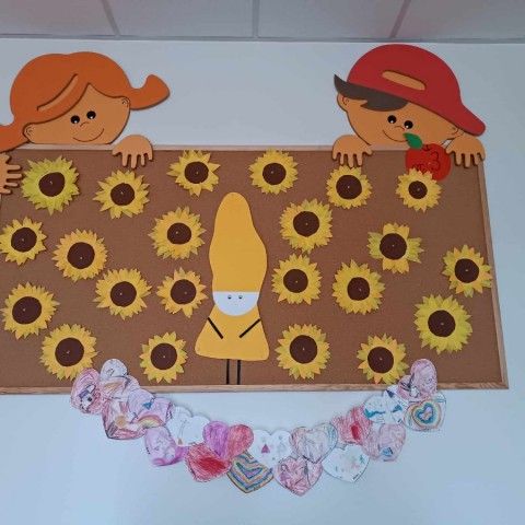 Powiększ obraz: Wystawa prac plastycznych wykonanych przez dzieci z grupy 3 z okazji Dnia Życzliwości – słoneczniki oraz łańcuszek serc