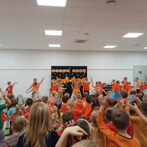 Powiększ obraz: Dzieci ze wszystkich grup tańczą i śpiewają piosenkę pt. 