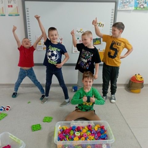 Powiększ obraz: Chłopcy cieszą się ze wspólnych zabaw konstrukcyjnych