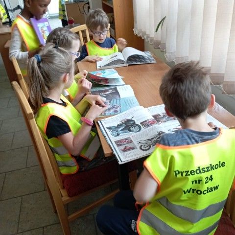 Powiększ obraz: Przedszkolaki oglądają ilustrowane książki i czasopisma