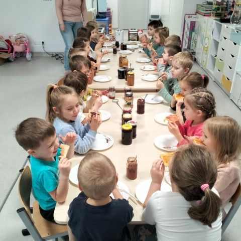 Powiększ obraz: Przedszkolaki zajadają grzanki 