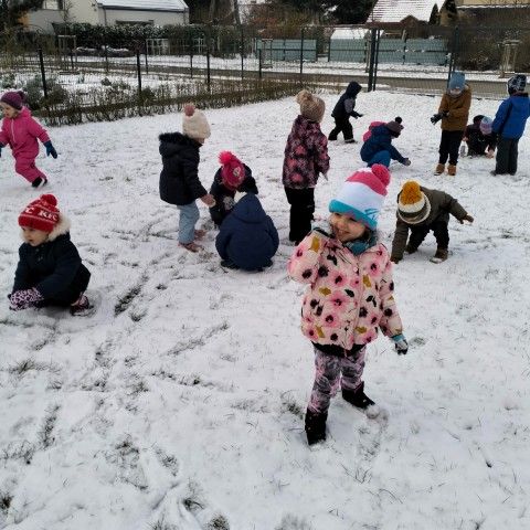 Powiększ obraz: Dzieci bawią się na śniegu