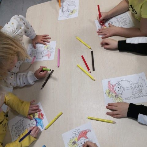Powiększ obraz: Dzieci kolorują kredkami postać krasnala Życzliwka