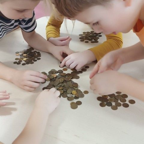 Powiększ obraz: Dzieci poznają nominały monet 