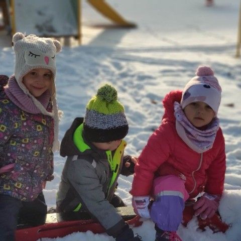 Powiększ obraz: Dzieci bawią się na śniegu