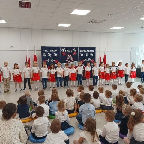 Powiększ obraz: Dzieci śpiewają piosenki patriotyczne