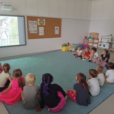 Powiększ obraz: Dzieci oglądają film o „The Dot”, poznają historię Vashti