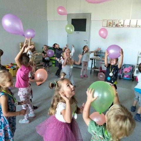 Powiększ obraz: Dzieci wesoło bawią się balonami.