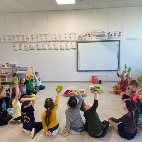 Powiększ obraz: Przedszkolaki poprzez zabawy klockami utrwalają prawą i lewą stronę ciała