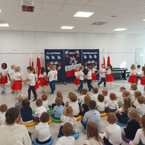 Powiększ obraz: Dzieci tańczą podczas występu