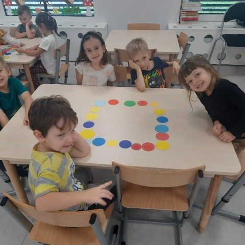 Powiększ obraz: Dzieci układają kształt z kolorowych kropek