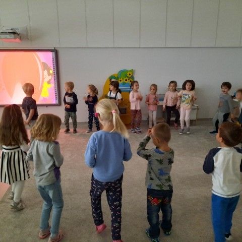 Powiększ obraz: Dzieci tańczą w kole