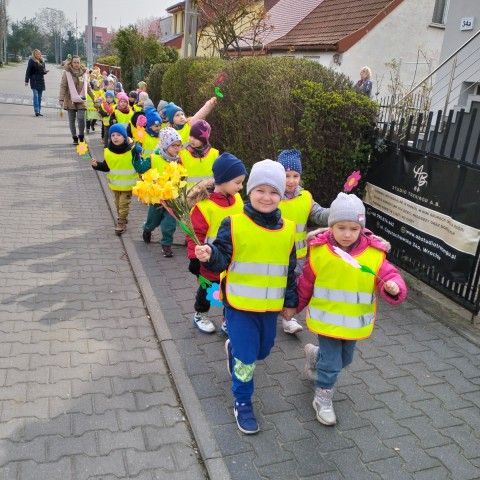Powiększ obraz: Dzieci maszerują alejkami osiedla do Parku Złotnickiego
