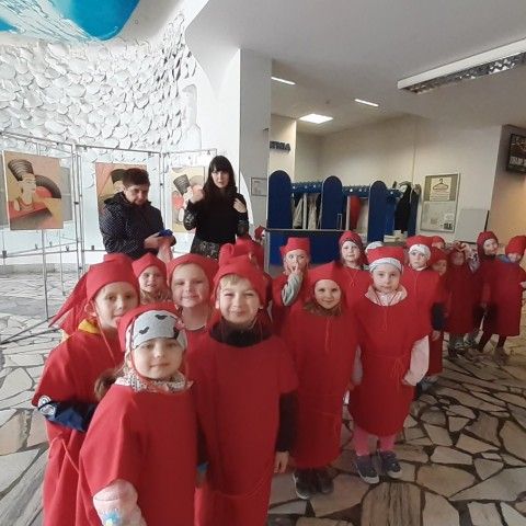 Powiększ obraz: Dzieci w czerwonych strojach skrzata 