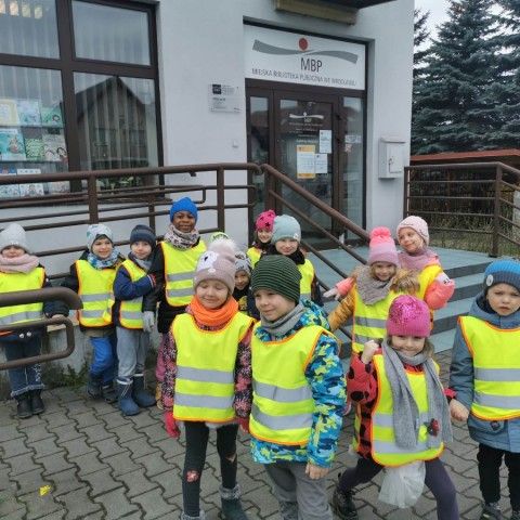 Powiększ obraz: Dzieci zadowolone przed Biblioteką wracają do przedszkola