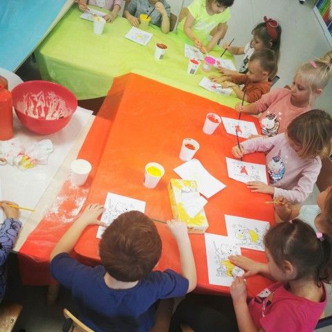 Powiększ obraz: Dzieci malują farbami Kubusia Puchatka