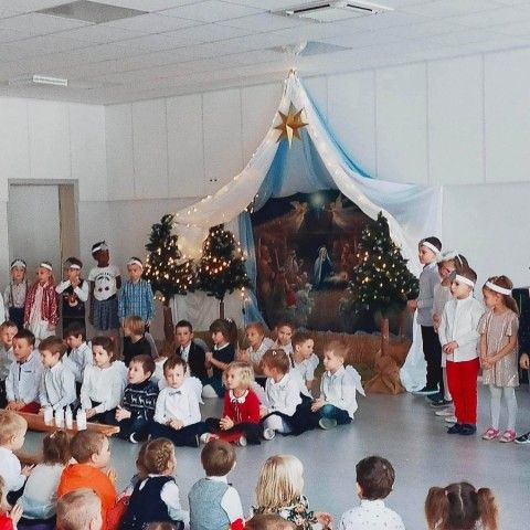 Powiększ obraz: Przedszkolaki uczestniczące w Jasełkach
