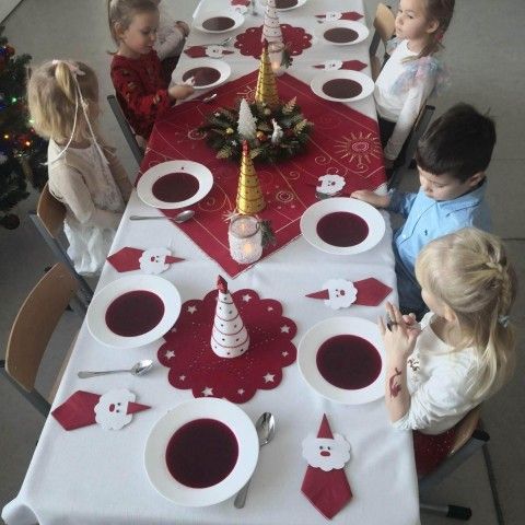 Powiększ obraz: Dzieci z grupy 5 podczas wigilijnego posiłku