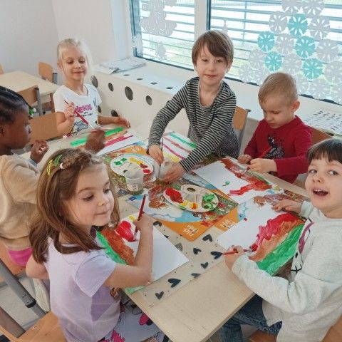 Powiększ obraz: Dzieci malują farbami 