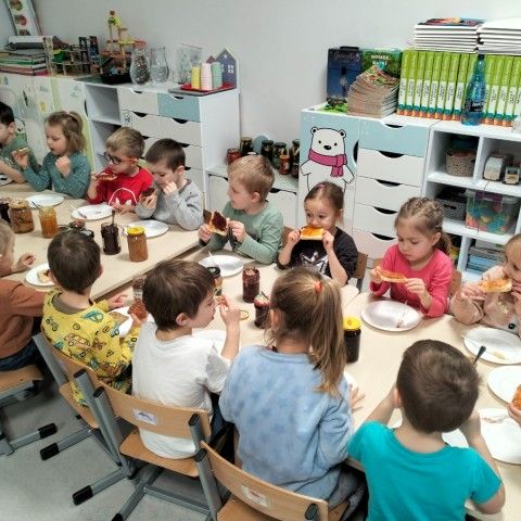 Powiększ obraz: Dzieci próbują dżemów zrobionych z różnych owoców: wiśni, porzeczki, truskawki, agrestu, brzoskwini, maliny