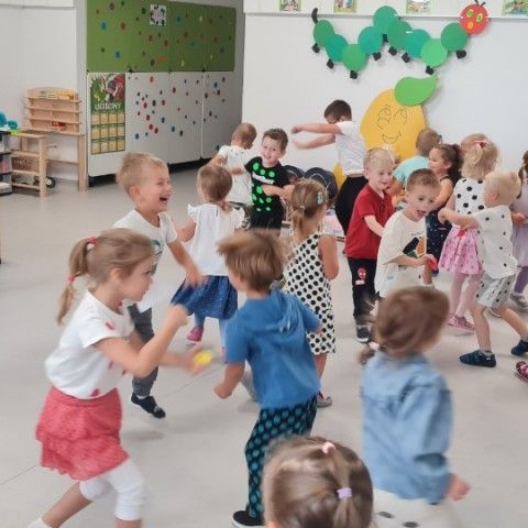 Powiększ obraz: Dzieci tańczą w sali do muzyki, zabawa w kropeczki