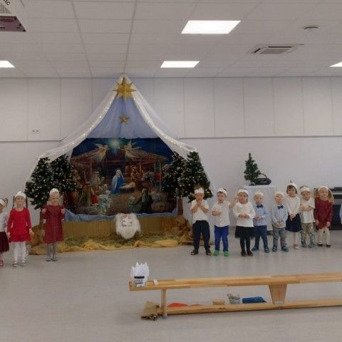 Powiększ obraz: Dzieci z gr 5 przy szopce Bożonarodzeniowej