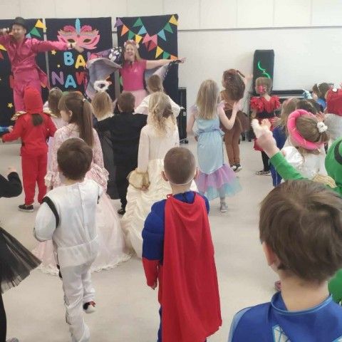 Powiększ obraz: Dzieci tańczą na auli przedszkolnej