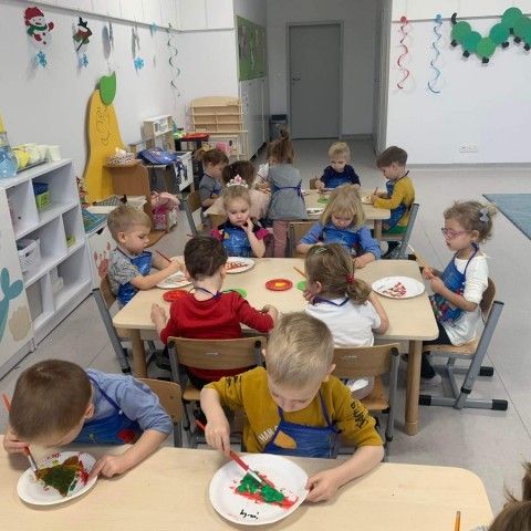 Powiększ obraz: Dzieci malują pizzę 