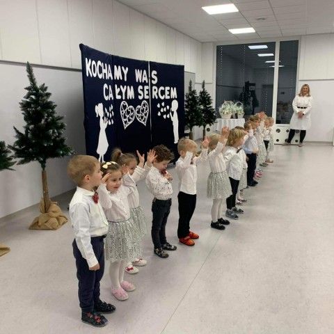 Powiększ obraz: Dzieci śpiewają piosenkę z pokazywaniem