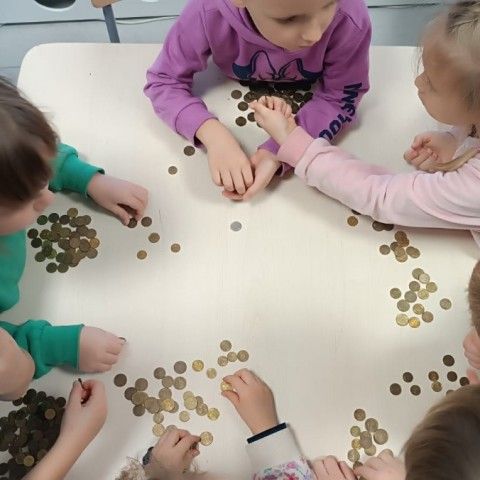 Powiększ obraz: Dzieci rozdzielają monety nominałami