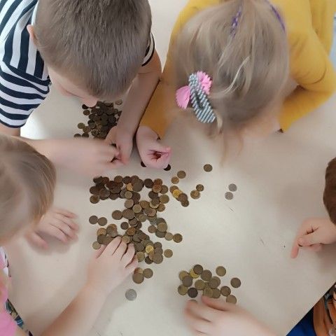 Powiększ obraz: Dzieci poznają nominały monet