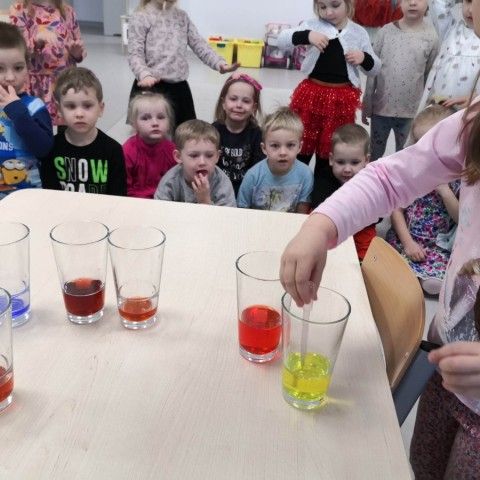 Powiększ obraz: Dzieci mieszają kolory, następnie obserwują jaki kolor otrzymają