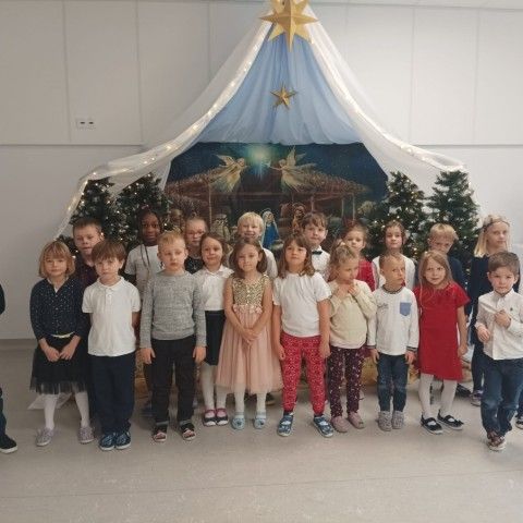 Powiększ obraz: Dzieci z grupy 1 przy dekoracji Bożonarodzeniowej. 