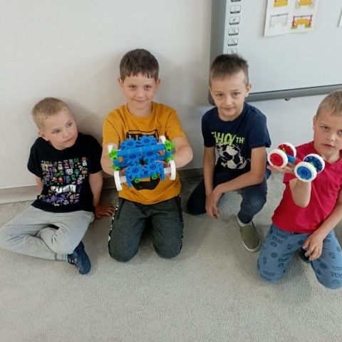 Powiększ obraz: Chłopcy cieszą się ze wspólnych zabaw konstrukcyjnych.